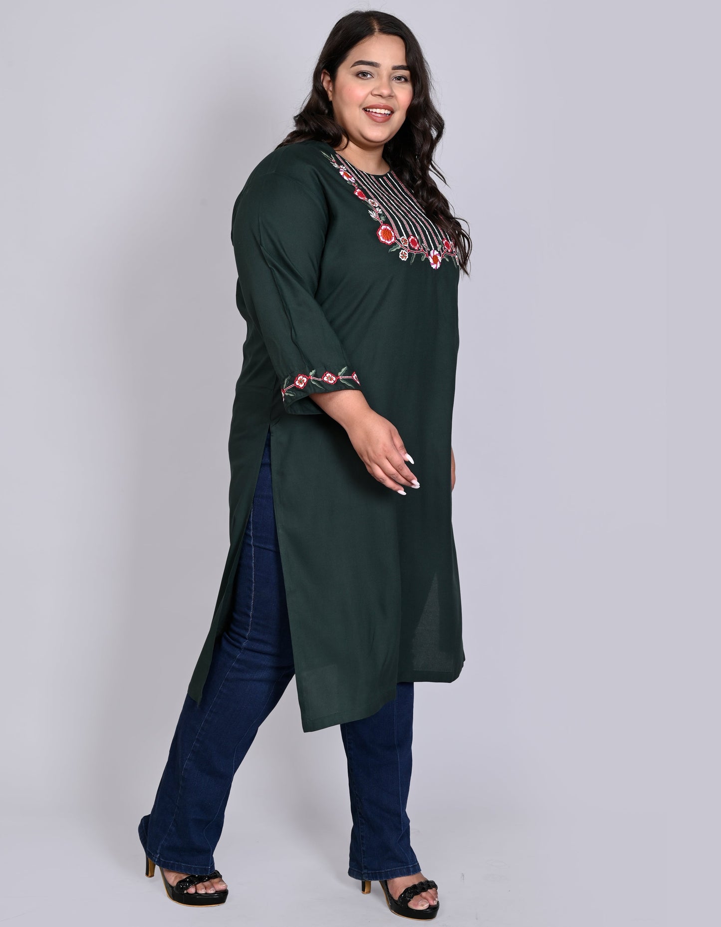 ANUSHIL Women Embroidered Straight Fit Kurta (Green)
