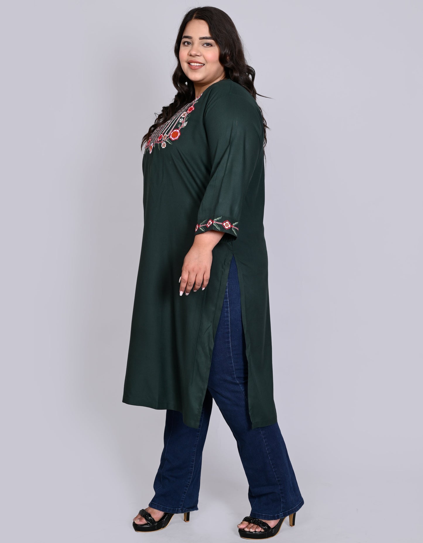 ANUSHIL Women Embroidered Straight Fit Kurta (Green)