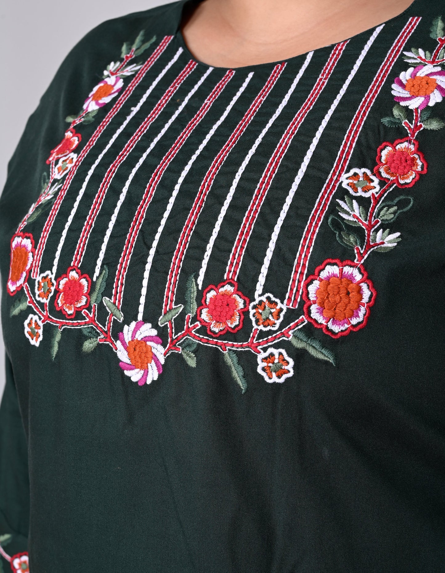 ANUSHIL Women Embroidered Straight Fit Kurta (Green)